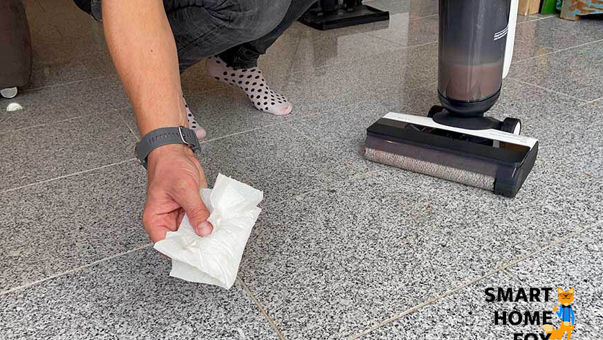 Tuchtest nach eingetrocknetem Ketchupfleck